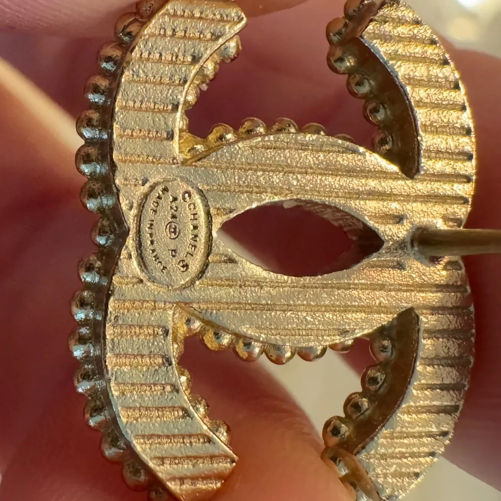 Chanel bi-color striped earrings SS2024 Collection - Picture 5 of 5